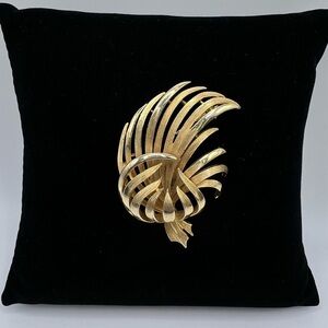 Vintage Lisner Gold-Tone Abstract Swirl Brooch | Mid-Century Pin